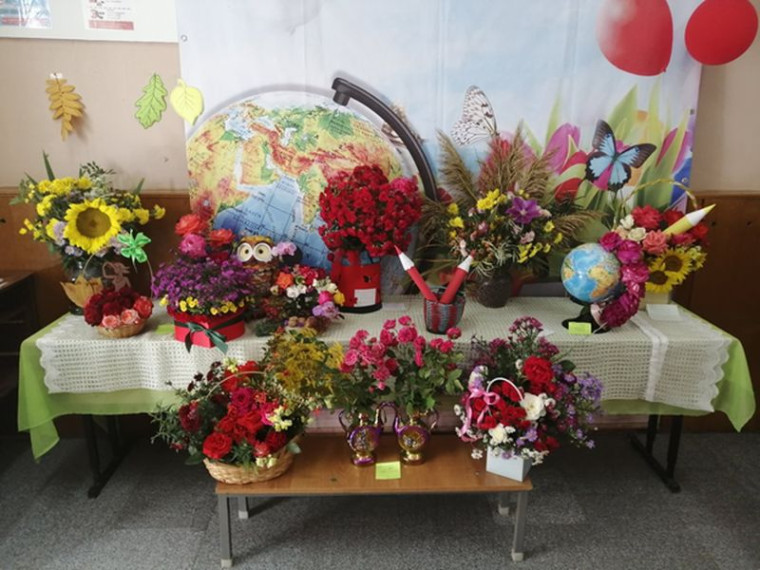 Проведение выставки - конкурса «Цветы как признанье…», посвящённой Дню учителя.